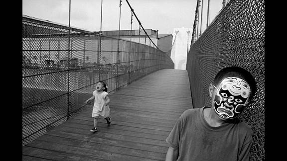 說明: Macintosh HD:Users:chendong:Desktop:張乾琦 工作坊:工作坊:官方作品:中文圖說:不存在的戰(zhàn)爭:6. 張乾琦，“不存在的戰(zhàn)爭”視頻截圖，2017.jpg