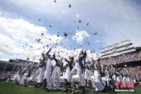 玩轉(zhuǎn)各國高校畢業(yè)典禮:日本Cosplay 耶魯帽子盛會(huì) 玩轉(zhuǎn)各國高校畢業(yè)典禮:日本Cosplay 耶魯帽子盛會(huì)