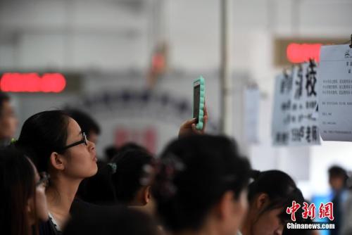 白領(lǐng)求職調(diào)查報(bào)告:全國(guó)平均招聘薪酬7599元