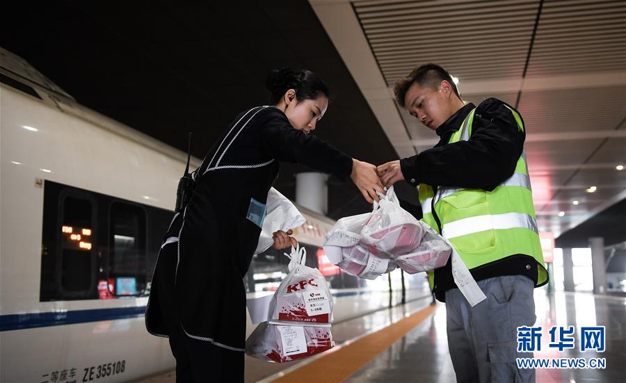 （關(guān)注春運·圖片故事）（8） 奔跑吧！高鐵送餐小哥