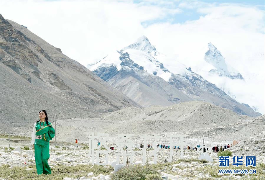 （文化）（5）“格?；ㄩ_”西藏民族服飾秀亮相珠峰大本營
