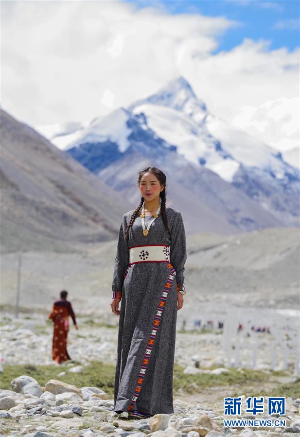 （文化）（3）“格?；ㄩ_”西藏民族服飾秀亮相珠峰大本營(yíng)