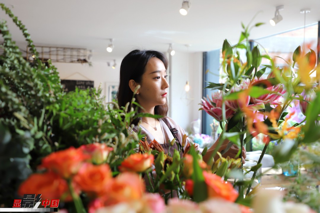 每天和花打交道是一個幸福的職業(yè)，但同時也充滿壓力和挑戰(zhàn)，“花在呈現(xiàn)給客人的那一瞬間是美好的，但前面的每一個步驟都是很辛苦的?！蓖趵桄抡f，花藝是最原始的手工藝產(chǎn)品，沒有辦法機(jī)械化、流程化和規(guī)模化，必須要用雙手一點(diǎn)點(diǎn)地賦予其生命和美感。圖為王黎媛在挑選制作花束的鮮花。新華網(wǎng) 周亞平/攝 念新洪/文