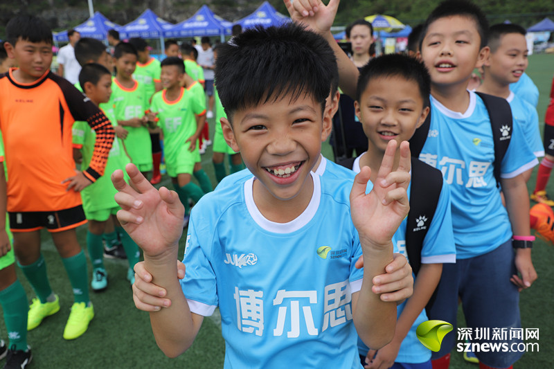 “足球讓我快樂(lè)!”