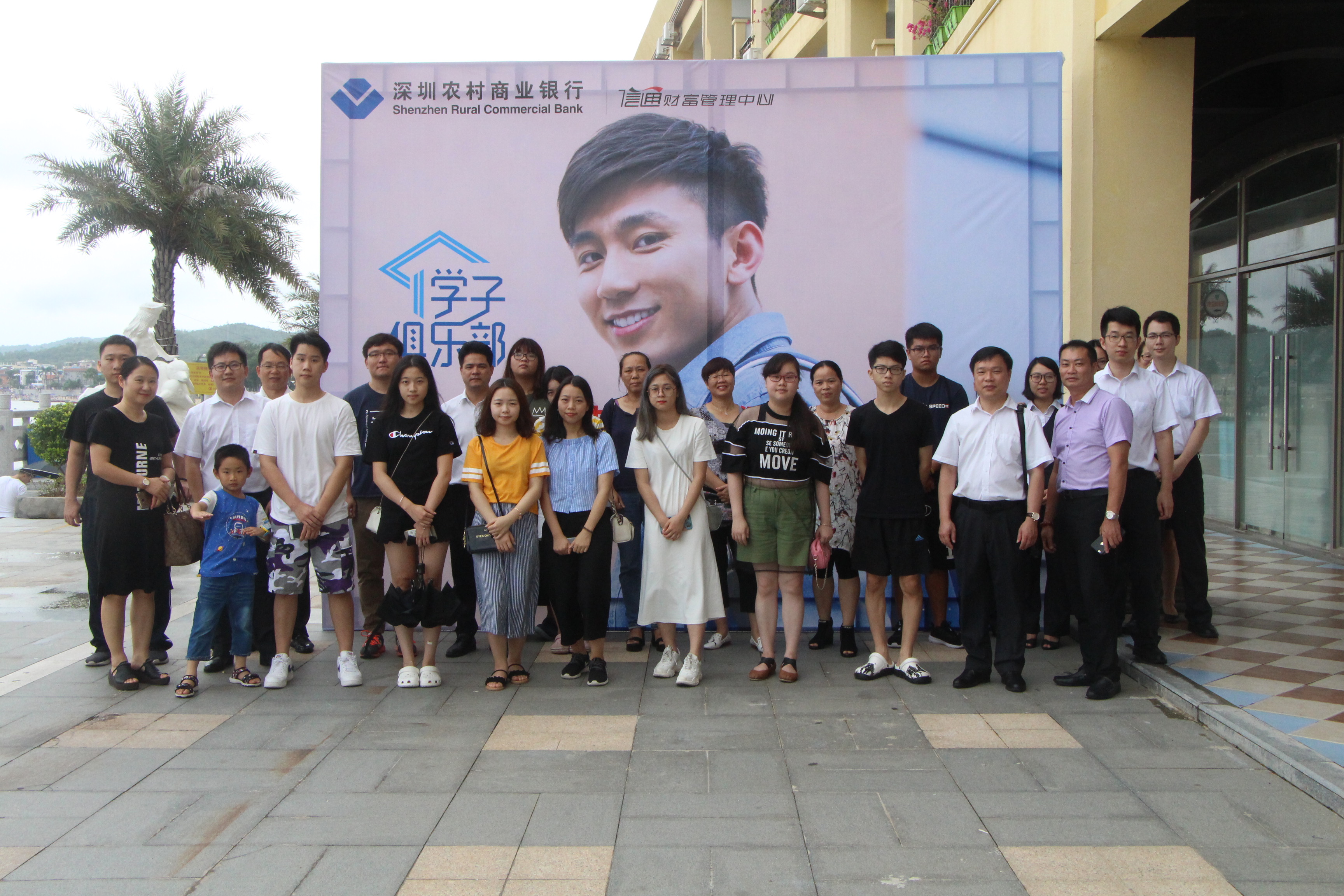 十年寒窗苦泛舟，終得梅花撲鼻來