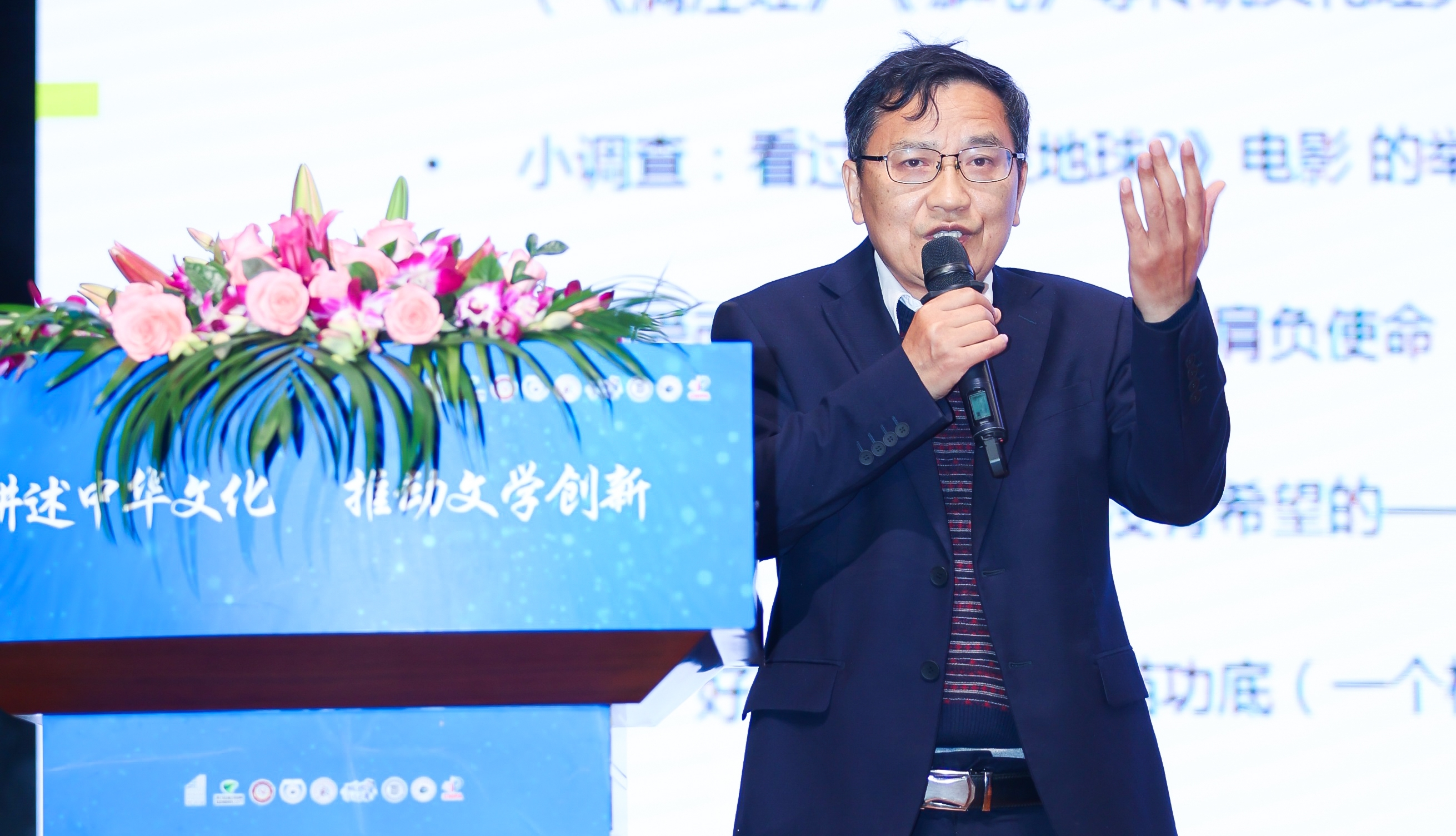 活動現(xiàn)場，“全國文學盛典名師大講堂”主講嘉賓謝晨為大家?guī)碇黝}講座